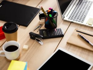 appareils-modernes-angle-eleve-au-bureau