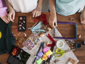 jeune-enfant-faisant-projet-bricolage-partir-materiaux-recycles