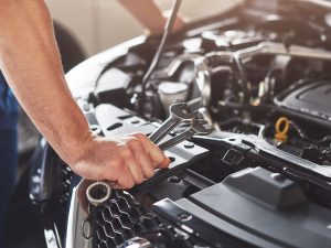 travailleur-service-voiture-musculaire-reparant-vehicule (1)